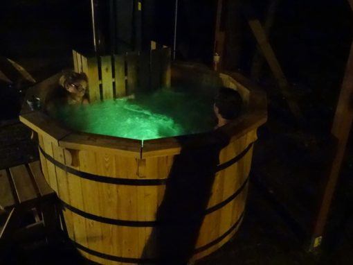 Beczka kąpielowa jacuzzi- podświetlenie nocą